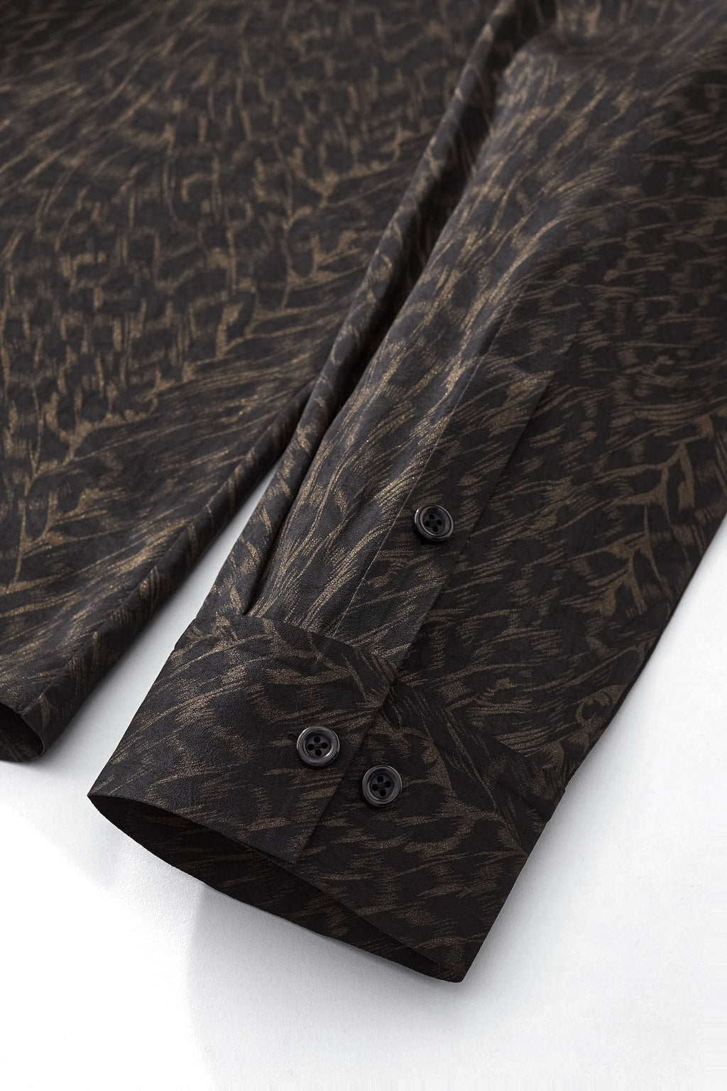 Noir Cheetah Stitchless LS Shirt BLACK