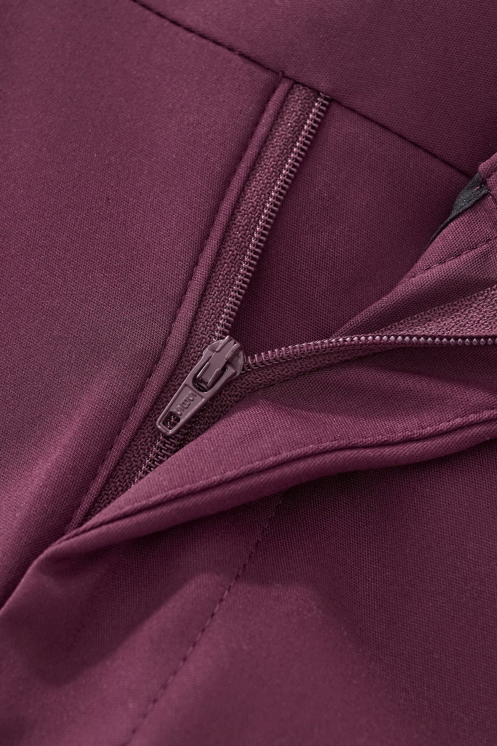 ESSENCE SIGNATURE SUIT BURGUNDY