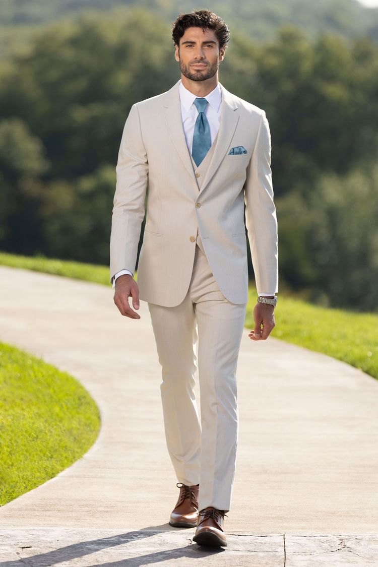 Traje de novio color tostado/arena